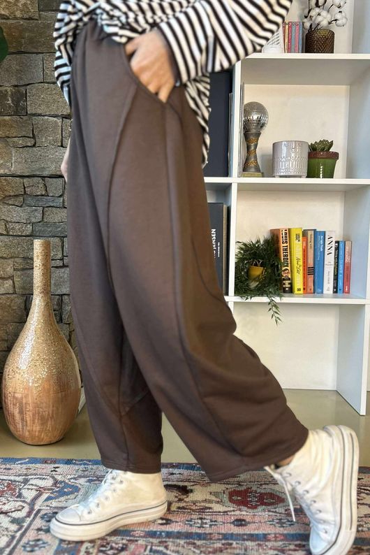 Scamp Raw Seam Barrel Pant Chocolate